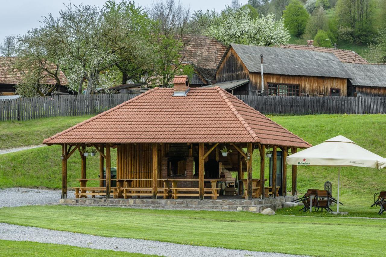 Biotour Camping & Restaurant Ghimeş-Făget Eksteriør billede